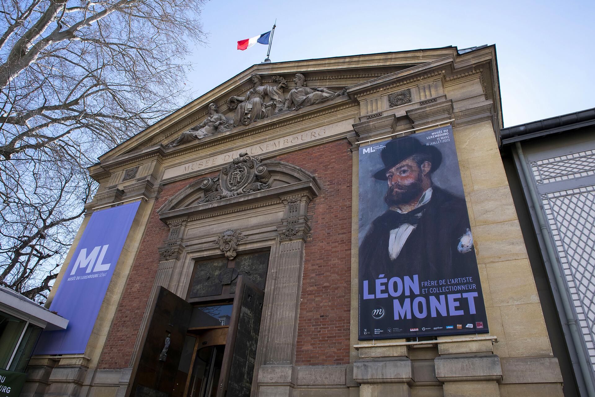 Façade du Musée du Luxembourg pendant l’exposition Léon Monet. Frère de l’artiste et collectionneur © Didier Plowy pour la Rmn – Grand Palais 
